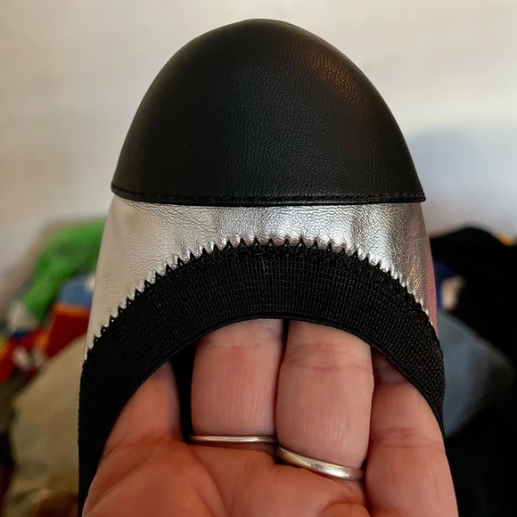 Silver metallic/Black Girls/youth Sz6 “Old Navy” elastic back ballet flats - Picture 4 of 5